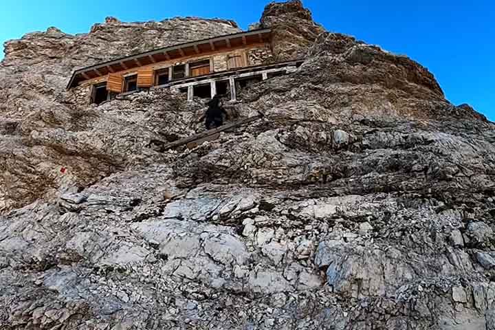 Os materiais precisaram ser içados com cordas e guindastes rudimentares — uma tarefa extremamente arriscada para os padrões da época, motivo pelo qual o local foi apelidado por estudiosos de arquitetura da morte.