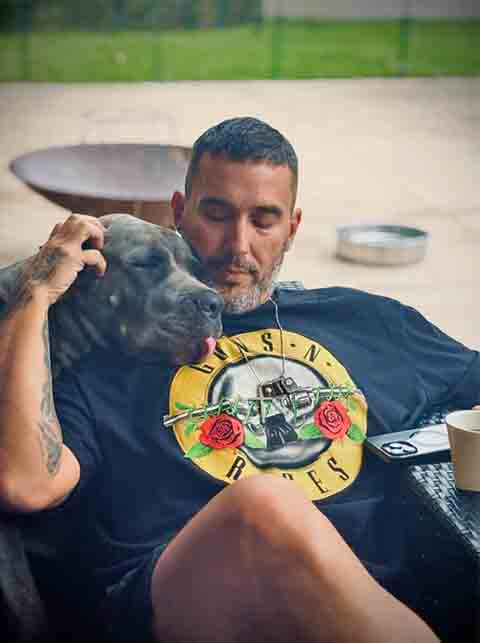 A transformação recente vem do esforço pessoal para recuperar o equilíbrio após oscilações de peso desde que André Marques passou por uma cirurgia bariátrica há 12 anos. 
