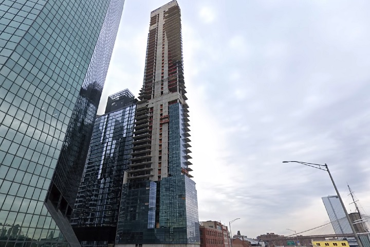5) 1 Seaport, EUA (204 m): Localizado em Nova York, esse edifício foi projetado como um empreendimento de luxo, mas enfrentou sérios problemas estruturais. Foram investidos US$ 273 milhões (cerca de R$ 1,5 bilhão).