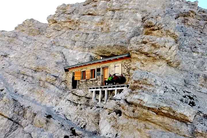 Em 2020, alpinistas alcançaram o local e encontraram resquícios do passado, como botões de uniformes militares e latas de comida.