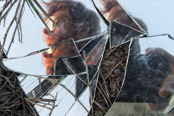 A crença foi importada pelos romanos com o acréscimo de que a maldição pelo espelho quebrado tinha um prazo de sete anos - seguindo os ciclos de renovação da vida. 

