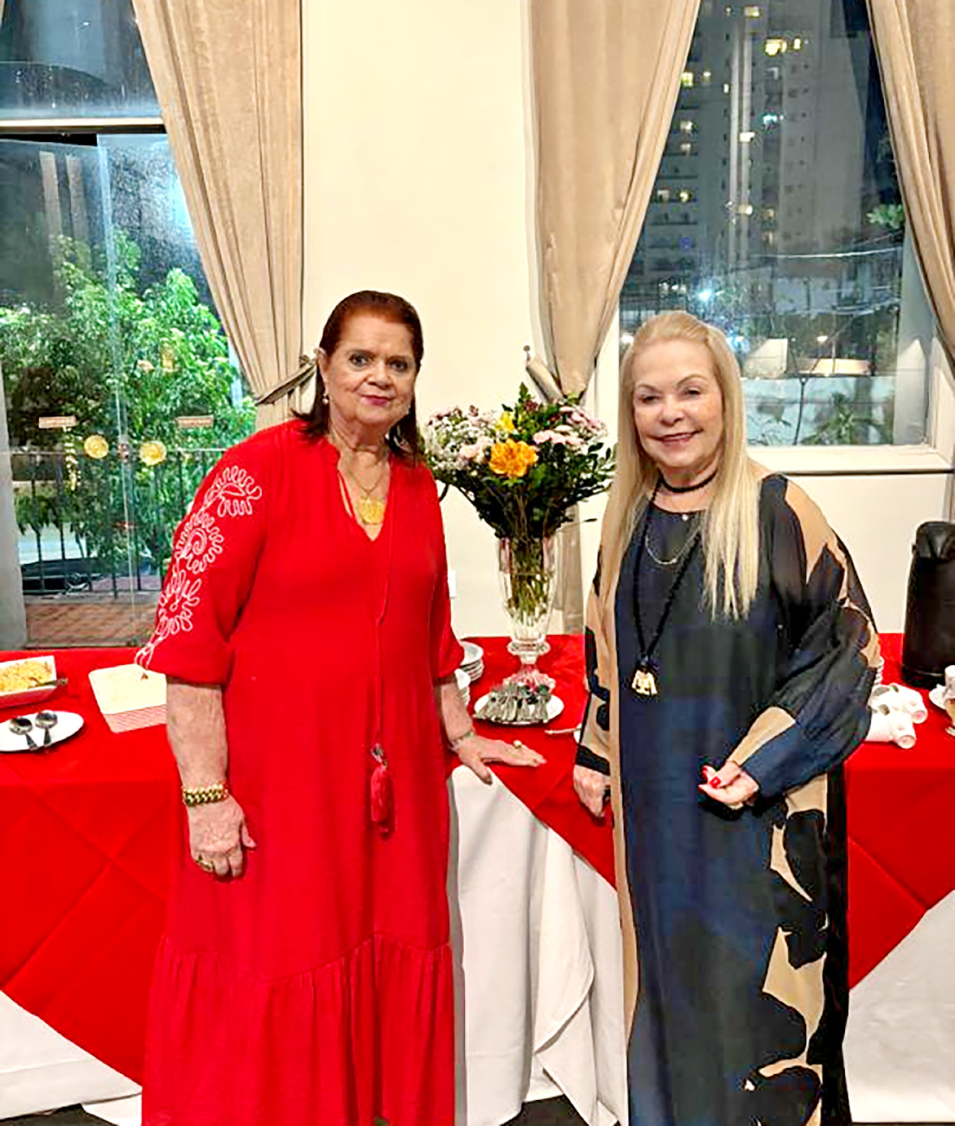 Nataliciante Helo&iacute;sa de Castro e amigona M&ocirc;nica Arruda, &Agrave; Leste do &Eacute;den, onde aconteceu divino bacalhau(Foto: acervo pessoal)