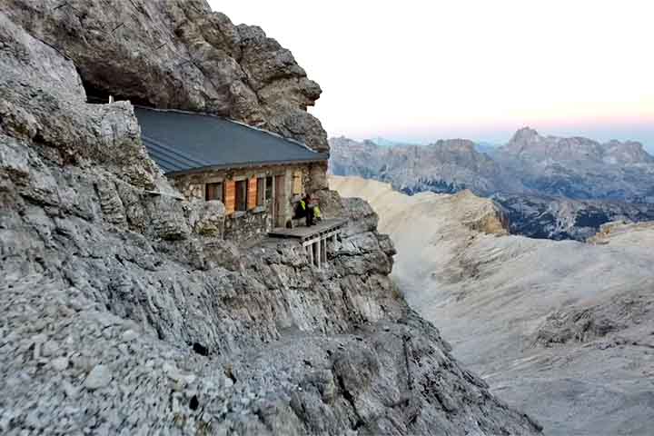 Assim, a casa funcionou como um posto estratégico onde armas eram armazenadas e soldados buscavam refúgio.