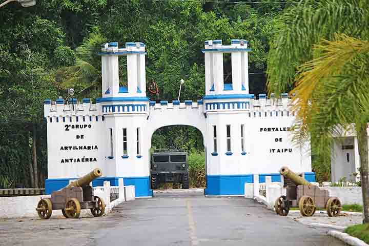Fortaleza de Itaipu é uma fortificação militar histórica que protege a entrada da Baía de Santos e deu nome ao bairro e praia vizinha, o Canto do Forte.