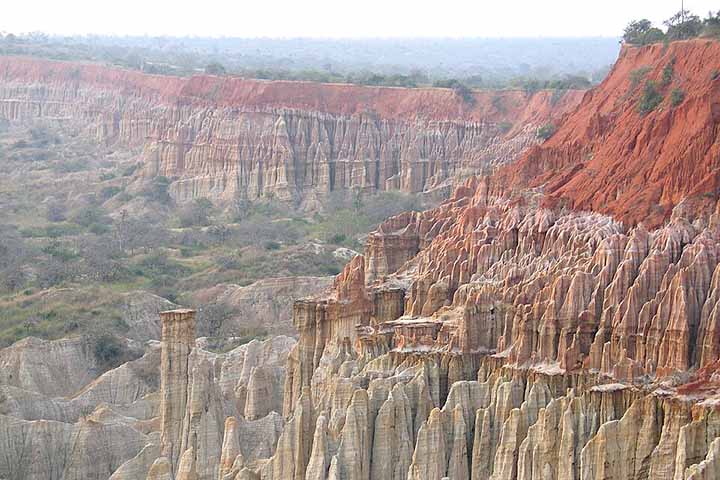 Desde então, Angola tem buscado consolidar a paz e fortalecer sua economia, apoiada sobretudo na exploração de petróleo e diamantes. 
