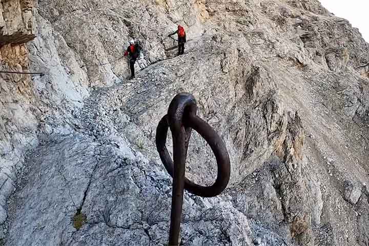 O trajeto exige experiência técnica em escalada e o uso de equipamentos profissionais. 