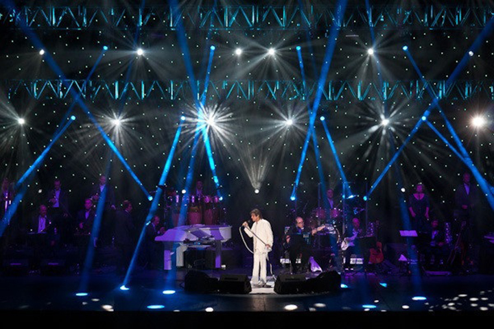 Ele não usa roupas com marrom e roxo e já ficou irritado ou até mesmo deixou de participar de eventos pela presença de pessoas que trajavam essas cores. Os tons azul e branco são predominantes em seus shows. 