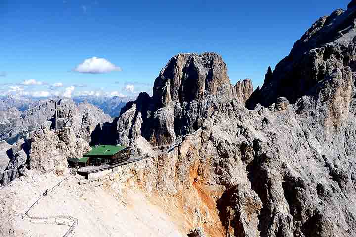 É muito procurado por alpinistas e esquiadores, além de famoso por suas trilhas desafiadoras.