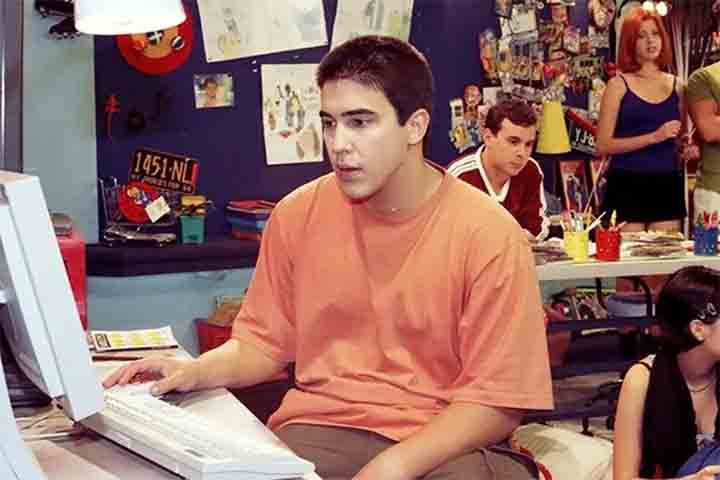 O personagem Mocotó rapidamente o tornou conhecido do público jovem e o acompanhou por seis temporadas. Entre 1998 e 1999, o ator foi o protagonista da trama, consolidando seu nome na televisão.
