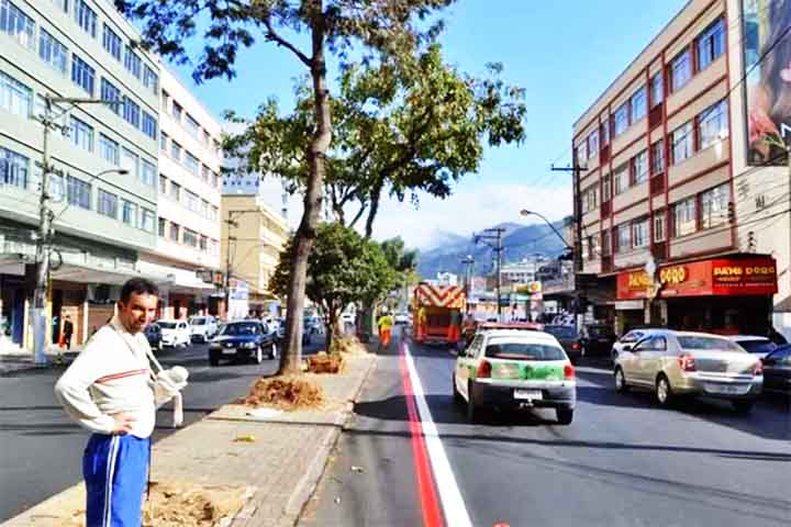 A região já era habitada por indígenas Guaranis e por escravos fugitivos do Quilombo da Serra, antes da chegada dos colonizadores. Ela ocupa uma área de pouco mais de 770 km², sendo aproximadamente 64 km² em área urbana.