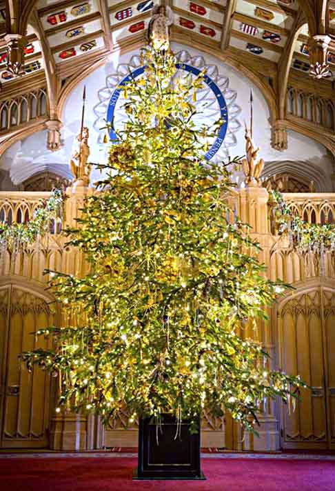 A família real britânica mantém a tradição de montar uma árvore de Natal no Castelo de Windsor, iniciada no reinado de George III. A rainha Charlotte, de origem alemã, introduziu o costume de enfeitar a casa com ramos e pequenas árvores.