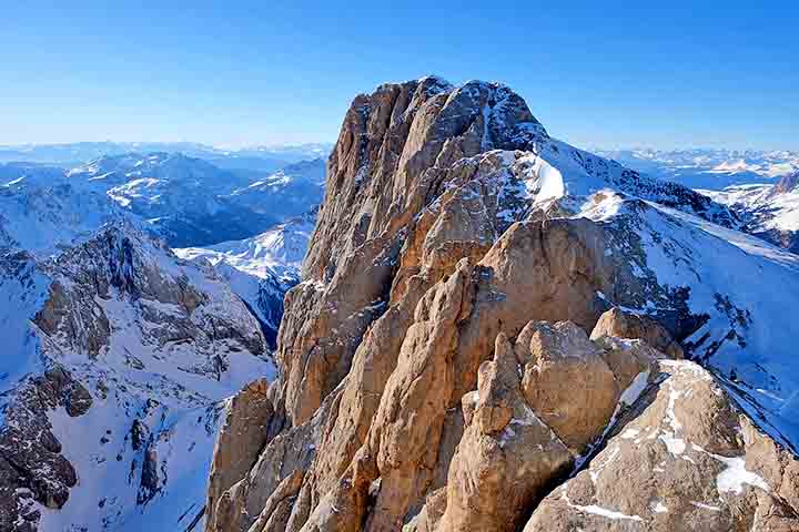 Esse lugar espetacular atrai turistas o ano inteiro, com atividades que vão do esqui e snowboard no inverno ao alpinismo, ciclismo e trilhas no verão.