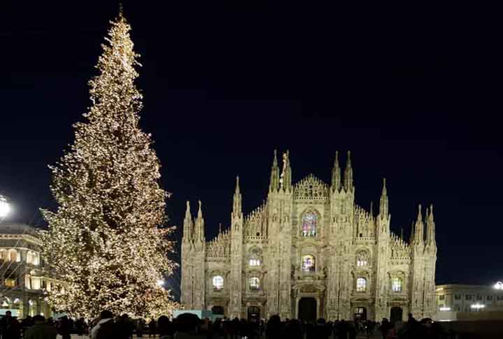 No Natal, Milão realmente ganha decoração especial e luzes por toda a cidade. Uma grande árvore de Natal é montada na Piazza Duomo, ao lado da Galleria Vittorio Emanuele II, tornando-se um dos principais pontos turísticos e símbolos das festas natalinas na capital da Lombardia.