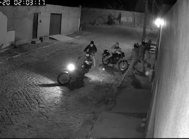 Suspeitos em motocicletas atiraram contra jovem na calçada de imóvel em Juazeiro do Norte 