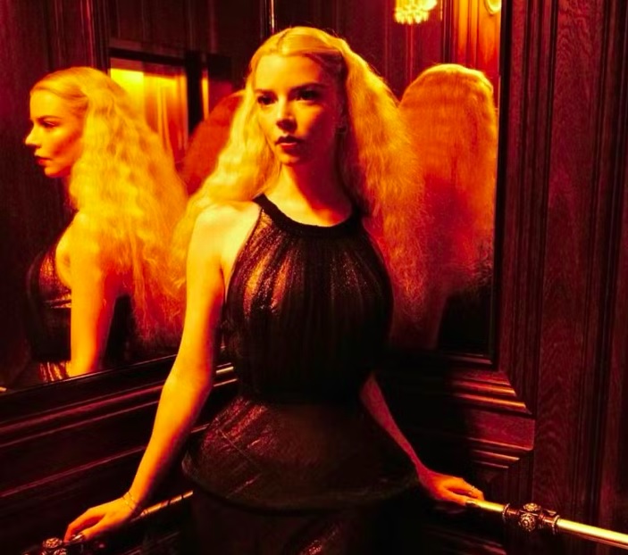 Ela viveu lá até os seis anos, mas, devido a algumas crises políticas na Argentina, seus pais decidiram se mudar para Londres, no Reino Unido, em 2002. 