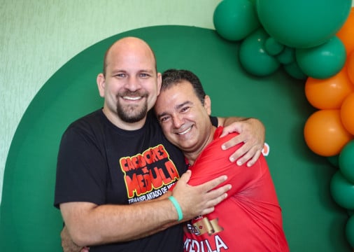Andr&eacute; Matos, presidente da FlaMedula, e Andr&eacute; Torres, fundador Ca&ccedil;adores de Medula. A Festa da Gratid&atilde;o &eacute; um momento especial de homenagem aos volunt&aacute;rios que realizaram a doa&ccedil;&atilde;o de medula &oacute;ssea no hemocentro cearense e aos parceiros que caminham junto &agrave; institui&ccedil;&atilde;o nesse processo