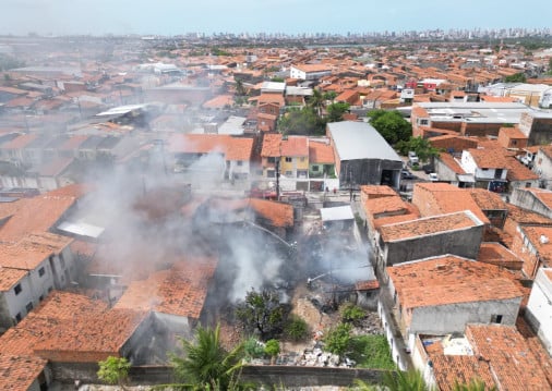 Incêndio foi registrado nas proximidades da BR-116, em Fortaleza. A fumaça preta tomou parte da rodovia