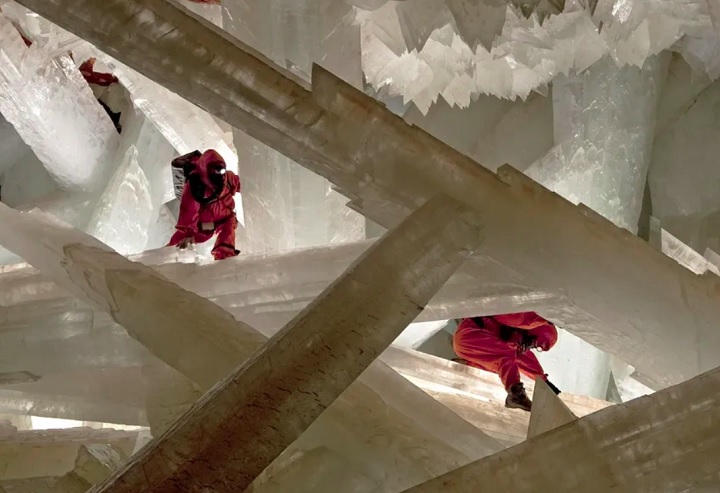 A Caverna dos Cristais é um dos lugares mais impressionantes do planeta, com gigantescos cristais de gipsita que chegam a ultrapassar 10 metros e formam um cenário quase surreal sob a Terra.