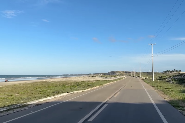 Situada no município de Trairi, a cerca de 140 km da capital cearense, a estrada se mistura à paisagem. 