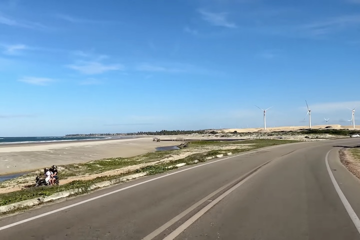 O trecho acompanha a linha do mar, cruza áreas de areia fofa, dunas onduladas e extensos coqueirais, formando um visual que parece ter saído de um filme.