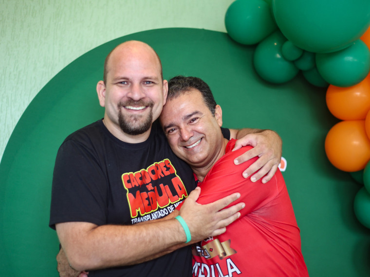 Andr&eacute; Matos, presidente da FlaMedula, e Andr&eacute; Torres, fundador Ca&ccedil;adores de Medula. A Festa da Gratid&atilde;o &eacute; um momento especial de homenagem aos volunt&aacute;rios que realizaram a doa&ccedil;&atilde;o de medula &oacute;ssea no hemocentro cearense e aos parceiros que caminham junto &agrave; institui&ccedil;&atilde;o nesse processo