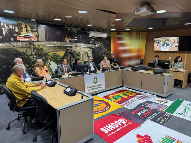Sindicato durante audiência pública na Comissão de Trabalho, Administração e Serviço Público da Assembleia Legislativa do Estado do Ceará, em novembro