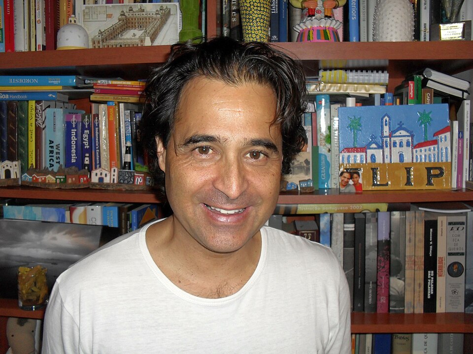 Cantores, escritores e cineastas dos dois países frequentemente colaboram em projetos que fortalecem essa ponte cultural lusófona. Na literatura, nomes como Pepetela, Ondjaki e José Eduardo Agualusa têm obras amplamente lidas e publicadas no Brasil, e frequentemente participam de feiras literárias nacionais, como a Flip e a Bienal do Livro.

