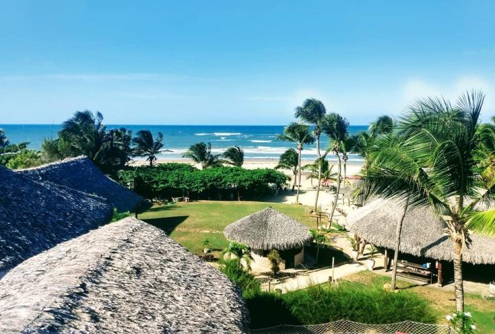 As praias locais atraem visitantes não apenas pela beleza natural, mas também pelas condições climáticas privilegiadas. 