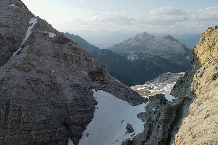 Uma casa no norte da Itália chamou a atenção na internet por ser uma das mais isoladas do mundo, acessível apenas por meio de cordas e restrita a alpinistas experientes.