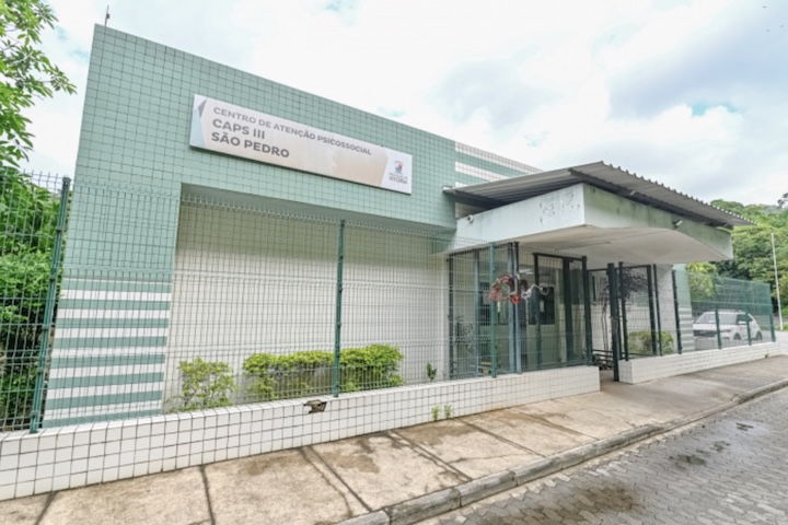 Poucos funcionam 24 horas, há carência de leitos e muitas vezes não há como conter surtos sem apoio familiar.