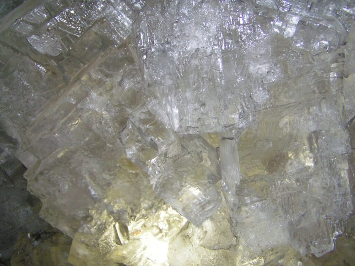 Esses cristais são feitos de gesso selenito, que é um tipo de mineral sulfato formado a partir de sais dissolvidos nas águas subterrâneas. 