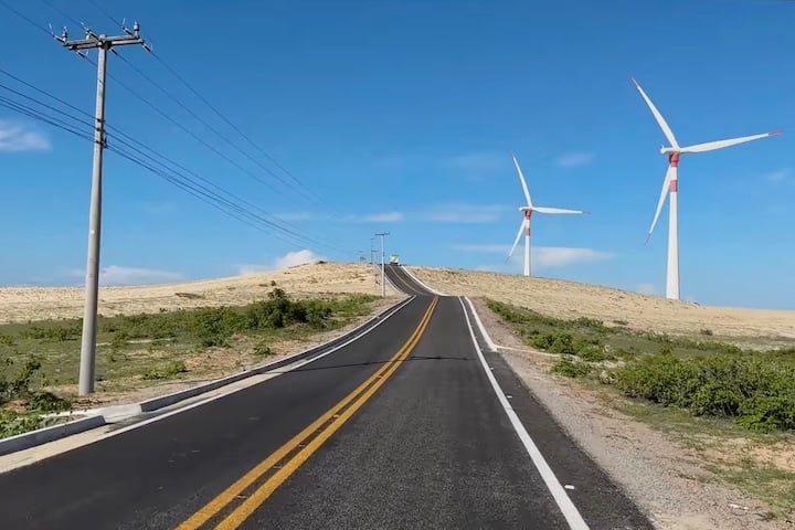 No litoral oeste do Ceará, um percurso que liga duas praias vem ganhando fama nacional não apenas pelos destinos, mas pela própria viagem em si. 