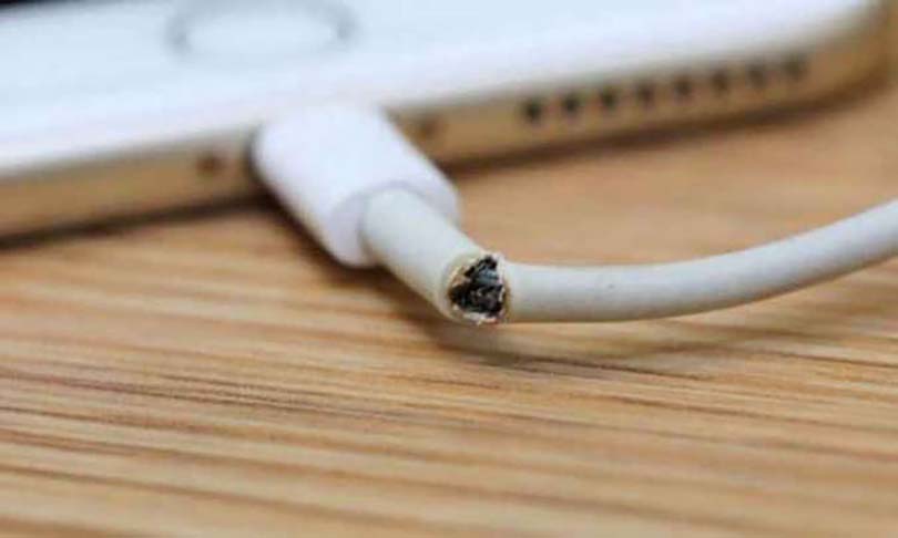 Em 2017, uma menina de 14 anos morreu eletrocutada no Vietnã (e o caso teve repercussão internacional) ao se deitar sobre um fio de iphone desencapado, cujo carregador estava ligado à tomada. Ela tinha colocado fita adesiva, mas não adiantou. 