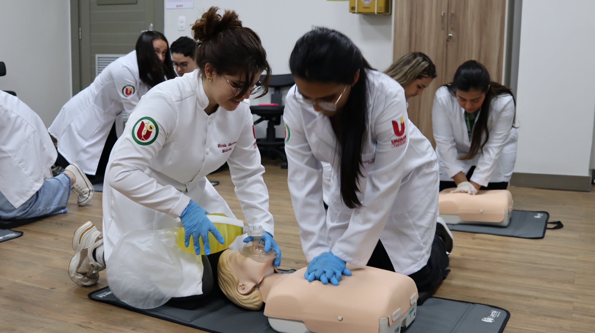 A interioriza&ccedil;&atilde;o dos cursos de Medicina em munic&iacute;pios como Itapipoca, Tiangu&aacute; e Sobral representa um avan&ccedil;o na forma&ccedil;&atilde;o m&eacute;dica e na melhoria do cuidado em sa&uacute;de para a popula&ccedil;&atilde;o local