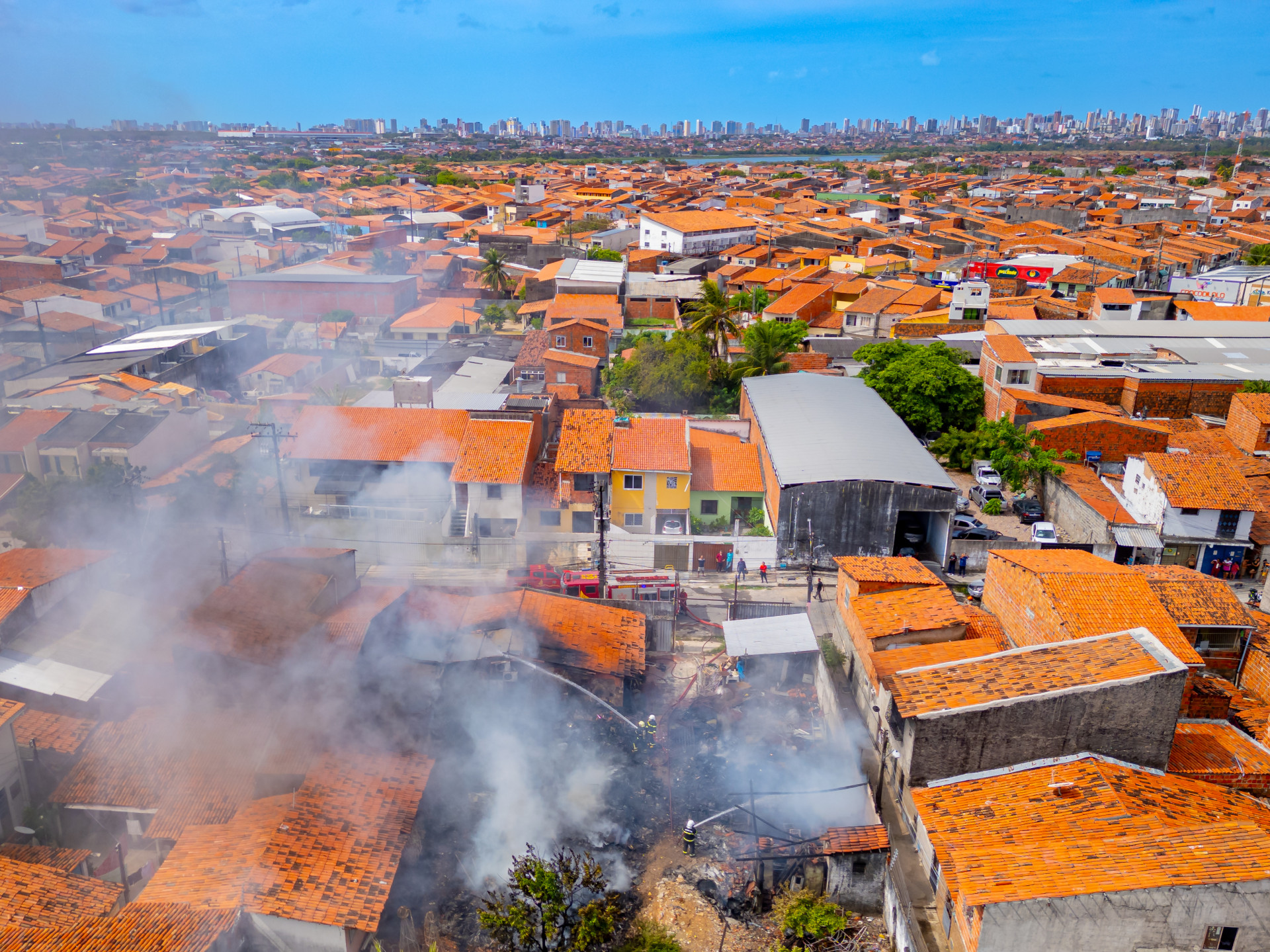 ￼INCÊNDIO foi controlado por uma equipe dos Bombeiros (Foto: AURÉLIO ALVES)