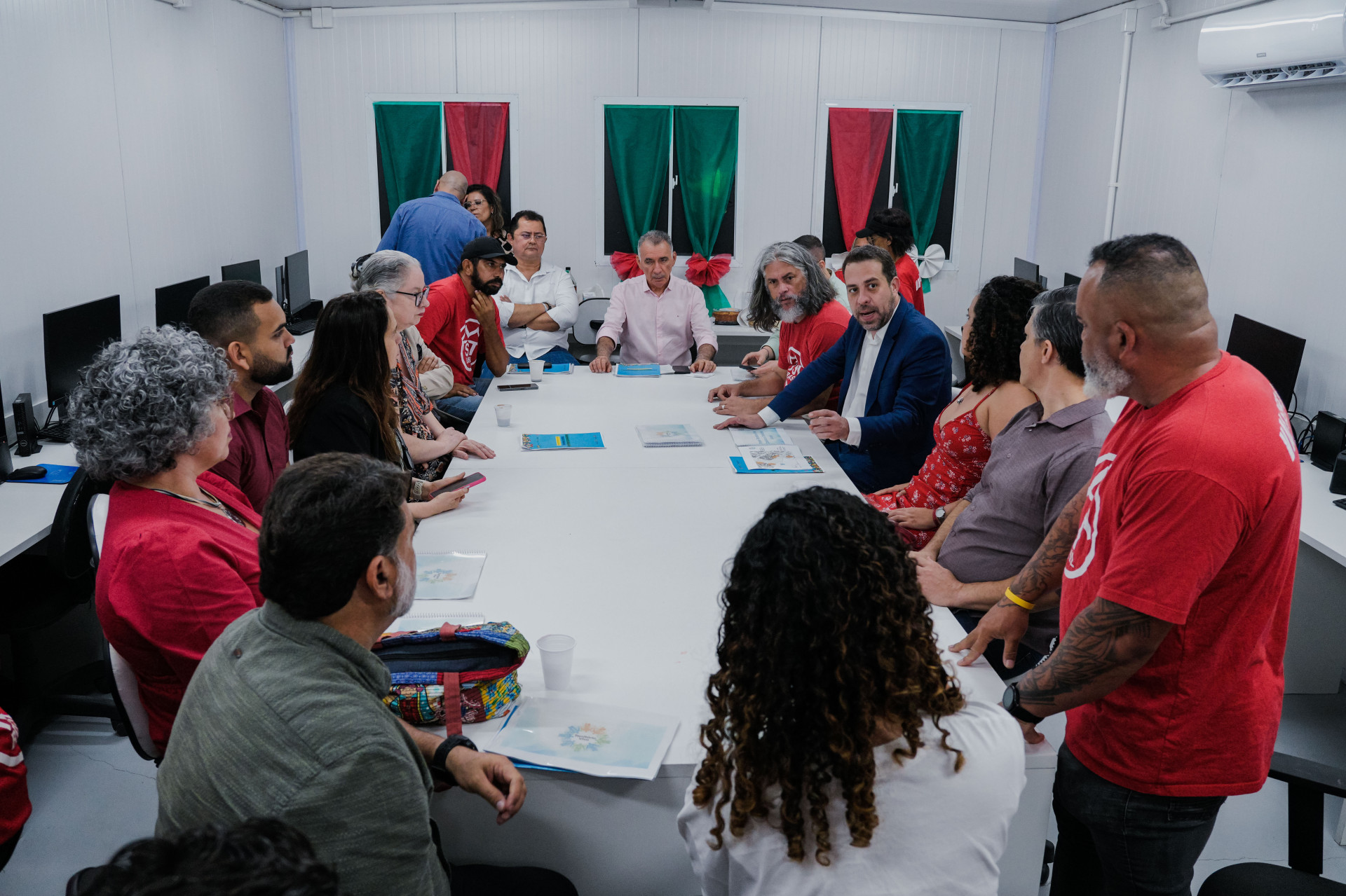 Reuni&atilde;o de lan&ccedil;amento do Pacto pelo Territ&oacute;rio Vivo, com a presen&ccedil;a do ministro-chefe da Secretaria-Geral da Presid&ecirc;ncia da Rep&uacute;blica, Guilherme Boulos. Encontro foi realizado na Zona Viva do residencial Jos&eacute; Euclides, no bairro Jangurussu (Foto: FERNANDA BARROS)