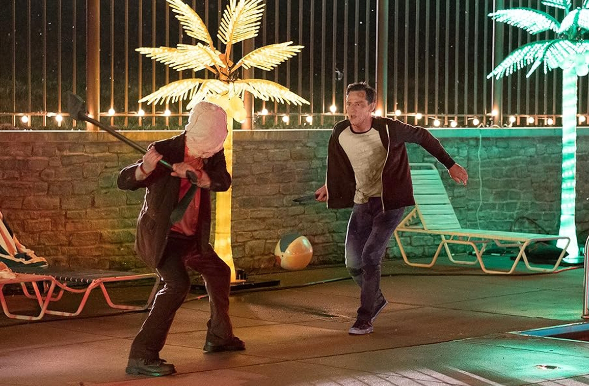 Ainda em 2018, participou de Os Estranhos: Caçada Noturna, explorando o gênero de terror. A performance do ator trouxe intensidade e vulnerabilidade ao personagem, o que ampliou seu alcance para públicos diferentes.
