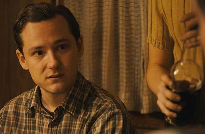 No filme Them That Follow (2019), Pullman mergulhou em uma narrativa sobre fé e comunidade em um papel que exigiu profundidade emocional e entrega total. Assim, provou sua habilidade em dramas densos.