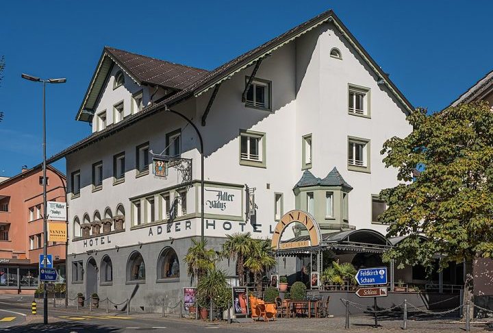 Apesar da população de menos de 40 mil habitantes, o país abriga aproximadamente 75 mil empresas registradas, tornando-se conhecido por ter mais companhias do que moradores.