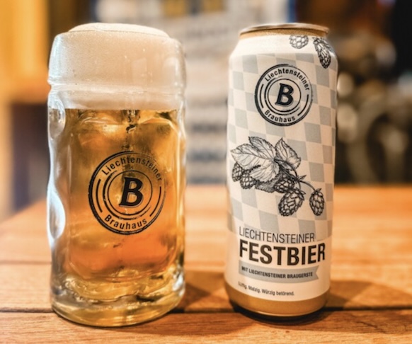 Mesmo diminuto, Liechtenstein mantém tradições culturais próprias, incluindo a produção de vinhos locais e cervejas artesanais, como as da histórica Liechtensteiner Brauhaus.