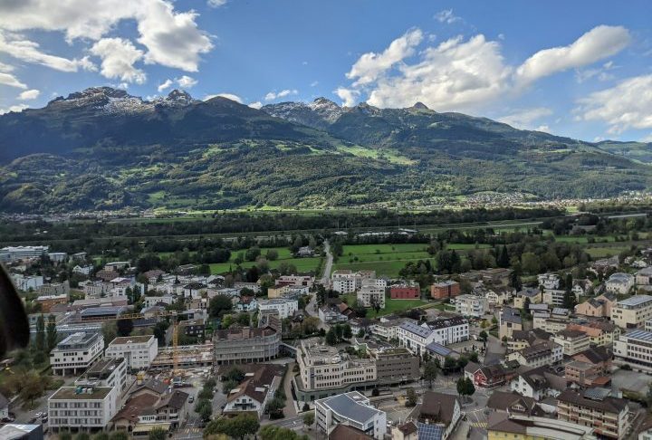 O acesso ao território é feito geralmente por via terrestre através de seus vizinhos, a Suíça e a Áustria.