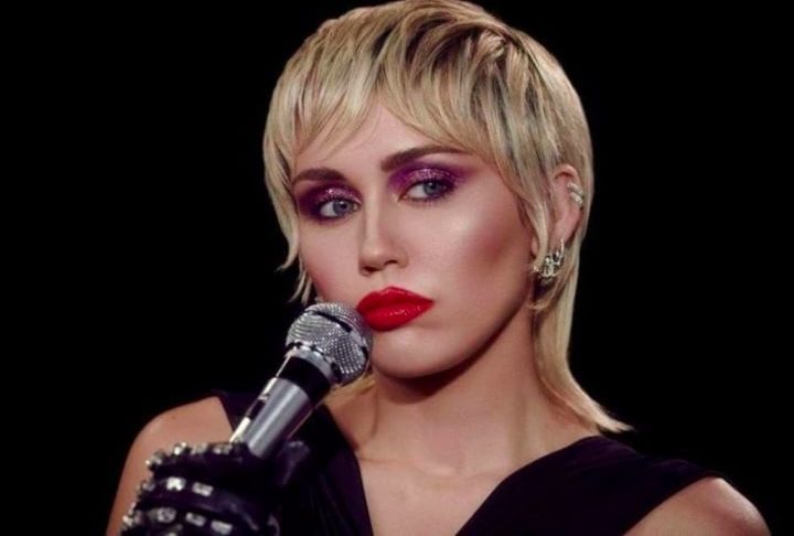 Miley Cyrus — Em entrevista ao podcast The Interview, do The New York Times, a cantora disse que nunca sentiu paixão em relação à maternidade. Em outro momento, a artista já havia dito que as questões ambientais são um dos motivos.  