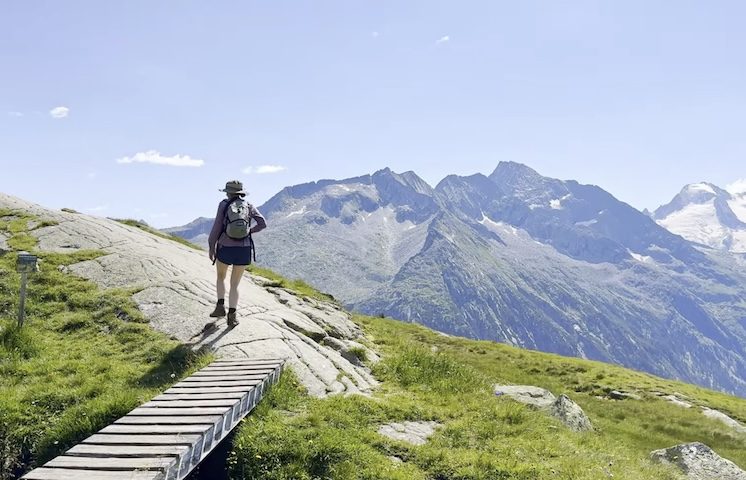Além de sua relevância esportiva, a montanha Grossglockner é um símbolo nacional austríaco, frequentemente associada à identidade cultural do país e à preservação ambiental. 
