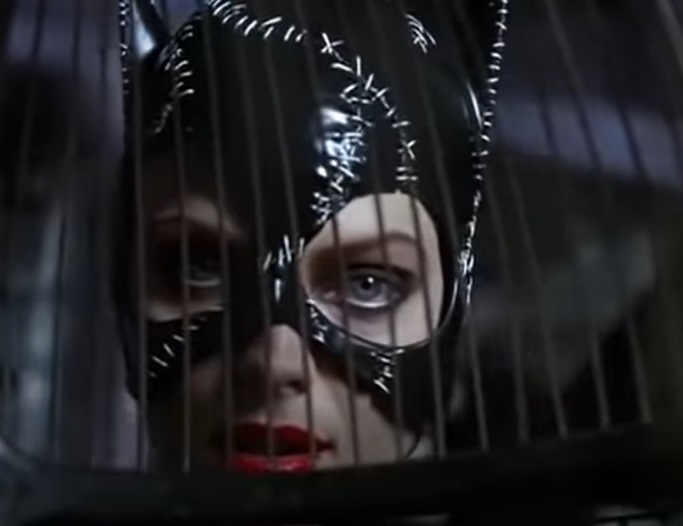 Pfeiffer também ganhou projeção no universo dos filmes de super-heróis ao interpretar a Mulher Gato em ‘Batman: O Retorno”, de Tim Burton, em 1992. 

