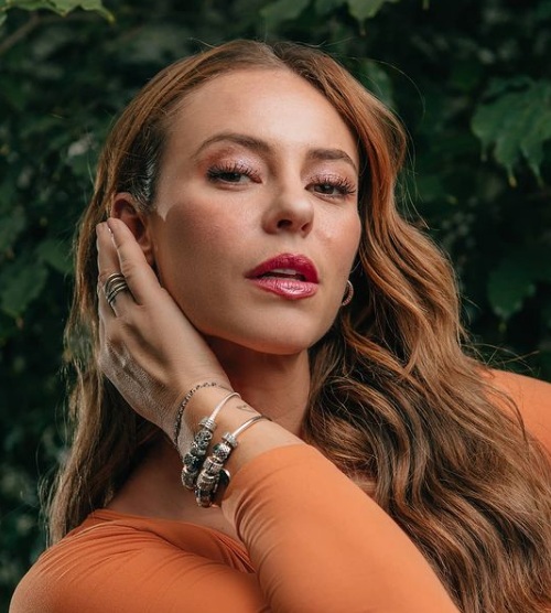 A questão relacionava Paolla e Margot Robbie para discutir a pressão estética sobre figuras públicas. O texto de apoio abordava como padrões de beleza são impostos às mulheres na sociedade, o que trouxe um toque pop e atualidade ao exame nacional.