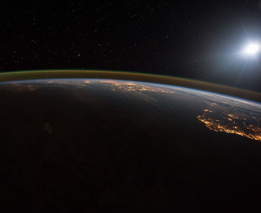 Se nuvens de plasma atingem a Terra, o campo magnético age como uma proteção. No entanto, essa interação pode gerar um excesso de carga elétrica que vai direto para o solo.