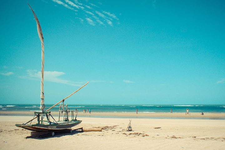 A Praia de Flecheiras, localizada no município de Trairi e a pouco mais de 130 quilômetros de Fortaleza, preserva a simplicidade de uma antiga vila de pescadores.
