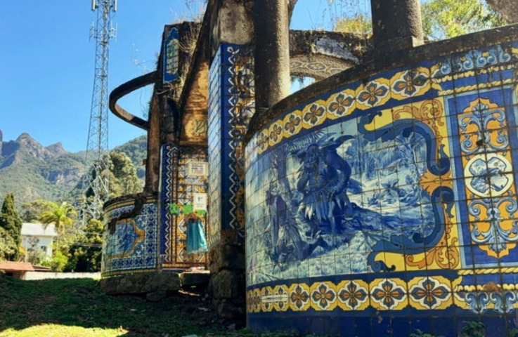 Em Teresópolis (RJ), o antigo Mirante da Granja Guarani, também conhecido como Quiosque das Lendas, guarda uma beleza rara e uma história profunda. É um dos poucos exemplares da arte azulejar portuguesa em espaços públicos no Brasil.




