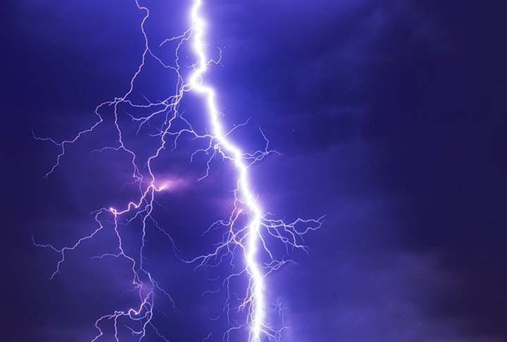 A atenção deve ser redobrada em dias de temporal, com raios e trovões. O celular pode ser usado normalmente, mas a pessoa não deve manuseá-lo enquanto estiver carregando. Um raio na região pode fazer a descarga elétrica se expandir, atingindo o dispositivo móvel. 