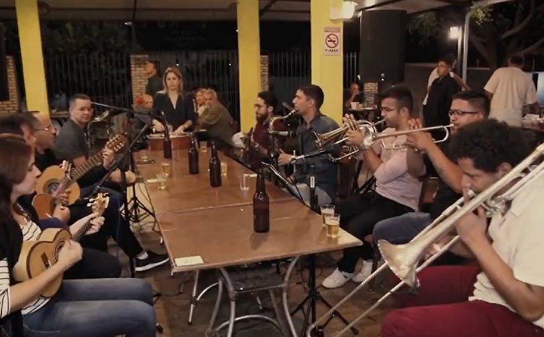 As rodas de choro, encontros informais onde músicos se reuniam para improvisar e celebrar a música, foram fundamentais para o desenvolvimento do gênero.